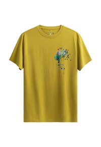 Geel katoenen t-shirt met korte mouwen. Heeft een illustratie van een persoon in een gestreept shirt, groene broek en een rode hoed.