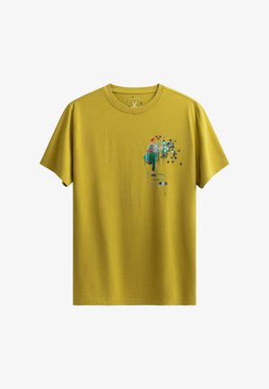 Geel katoenen t-shirt met korte mouwen. Heeft een illustratie van een persoon in een gestreept shirt, groene broek en een rode hoed.