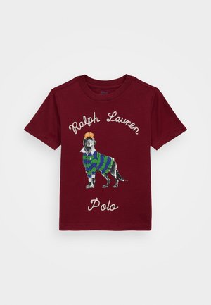 Marlovarmet T-shirt med et grafisk motiv af en hund i en grøn og blåstribet sweater samt en orange hat, med teksten "Ralph Lauren" og "Polo".