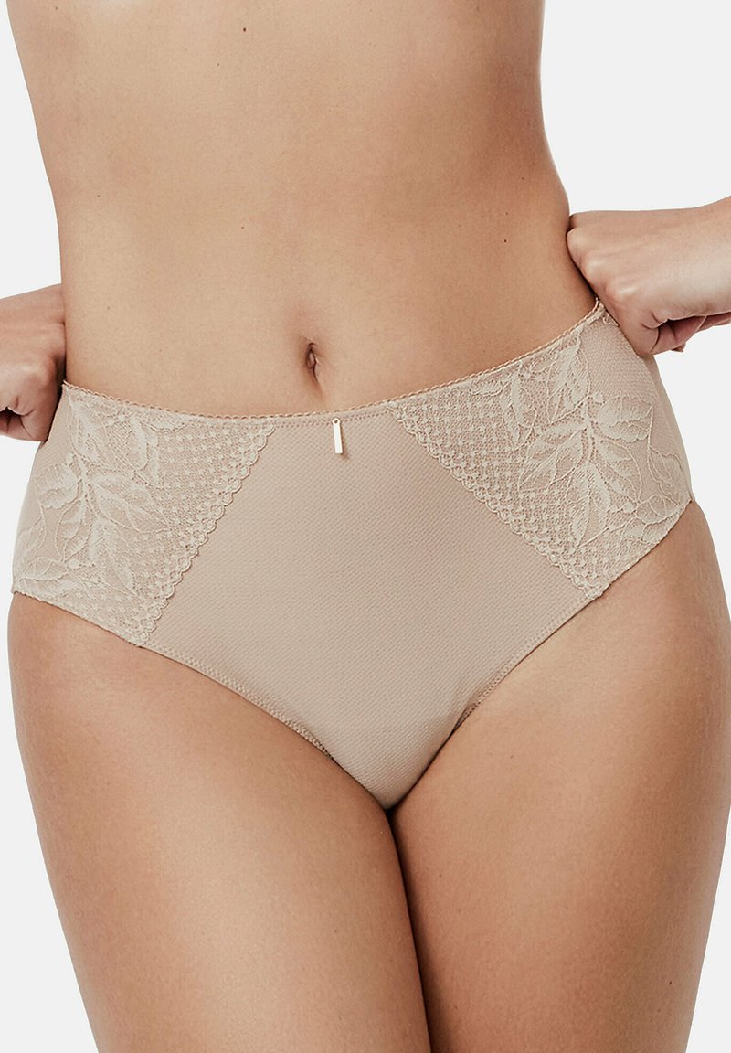 Beige hoge taille onderbroek met kantaccenten aan de zijkanten, een gestructureerde stof en een klein detail van goudkleurig beslag aan de voorkant in het midden.