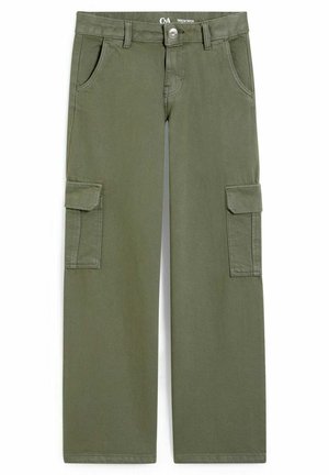 Zielone spodnie typu cargo o prostych nogawkach, z przednimi kieszeniami, bocznymi klapkami, szlufkami na pasek oraz zapięciem na guzik w pasie.