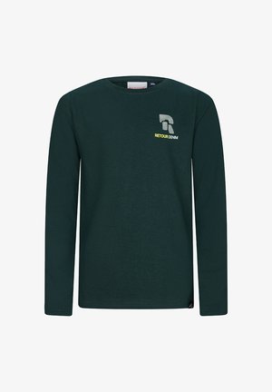 Maglietta a maniche lunghe verde scuro con scollatura rotonda e piccolo logo bianco e giallo "RETOUR DENIM" sul lato sinistro del petto.