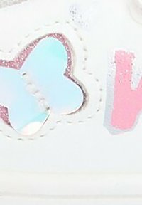 Zapatilla blanca con un diseño de mariposa glossy en azul y rosa iridiscente, con un acento brillante y costuras decorativas.