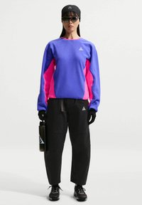 Ei valittu, persian violet/hyper pink/dusty cactus/summit white