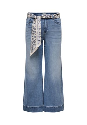 Jeans bleu clair à jambes larges avec poches avant et ceinture en foulard blanc nouée avec un motif paisley bleu.
