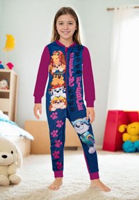Pigiama intero, blu con dettagli in viola, con cani dei cartoni animati e la scritta "Feeling Fierce." Tessuto morbido con dettagli a impronte di zampe.