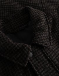 Καφέ καρό παλτό από μαλλί με μαλακή υφή, που διαθέτει μύτη για λαιμό, μαύρη επένδυση και στρογγυλό κούμπωμα.