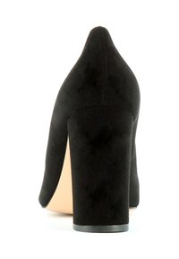 Chaussure à talon haut en daim noir avec un embout pointu, un talon épais et une texture lisse ; doublure intérieure rembourrée visible à l'ouverture.