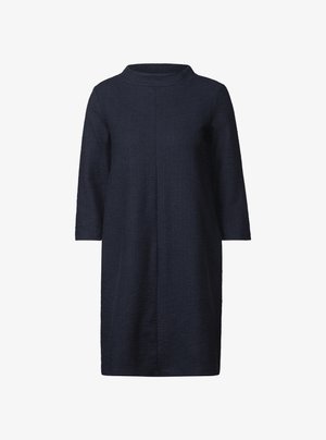 Marineblaues, strukturiertes Kleid mit hohem Kragen, Dreiviertelärmeln und A-Linien-Silhouette, ergänzt durch vertikale Nähte für zusätzliche Details.