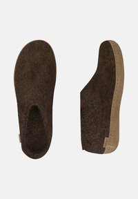 Un paio di pantofole in feltro marrone scuro, senza lacci, con suole in suede marrone chiaro, mostrate in vista dall'alto e di lato su uno sfondo bianco.