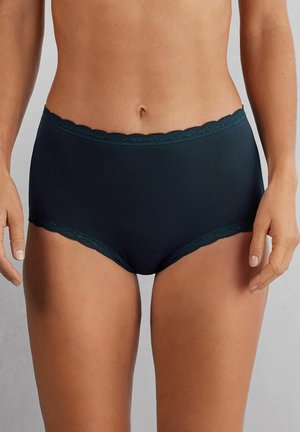 Marineblauwe hooggesneden onderbroek met kantafwerking bij de taille en beenopeningen. Zachte stoftextuur en een volledig dekkend ontwerp.