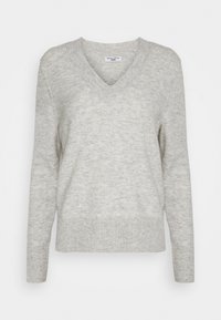 Pull en maille douce gris clair avec col en V, ourlet côtelé et manches longues. Le tissu présente une apparence texturée et chinée.