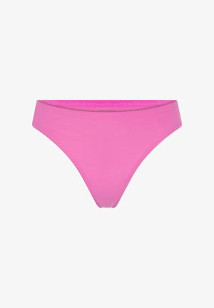 Nahtloses pinkes Damenunterwäsche im Bikini-Stil mit glatter Oberfläche und leicht geschwungenem Bund.