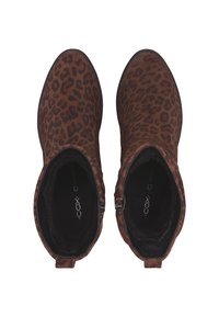 Botas de tobillo de ante con estampado de leopardo marrón y textura suave, con forro negro, cremalleras laterales y un diseño de puntera redondeada.