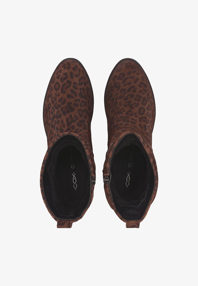 Botas de tobillo de ante con estampado de leopardo marrón y textura suave, con forro negro, cremalleras laterales y un diseño de puntera redondeada.