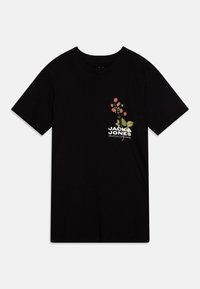 Čierne bavlnené tričko s krátkymi rukávmi a okrúhlym výstrihom, na ktorom sú vyšívané kvety v ružovej a zelenej farbe, s textom "JACK & JONES" nižšie.