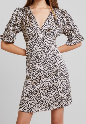 Leopardmønstret minikjole med dyb v-udskæring, pufærmer og rynkede detaljer. Fremstillet af glat stof i beige og mørkebrune nuancer.