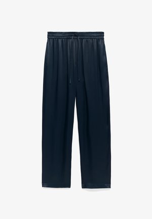 Locker sitzende dunkelblaue Satin-Hosen mit elastischem Bund und Kordelzug, geraden Beinen und seitlichen Taschen, vor weißem Hintergrund präsentiert.