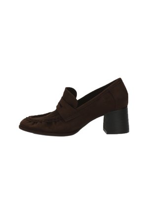 Mocasin de mujer en ante marrón oscuro con tacón cuadrado y costura tipo mocasín, perfil lateral sobre fondo blanco.