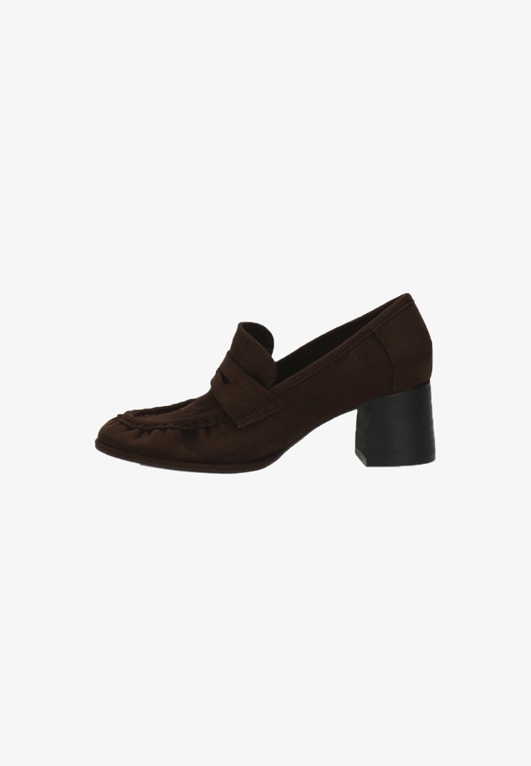 Mocasin de mujer en ante marrón oscuro con tacón cuadrado y costura tipo mocasín, perfil lateral sobre fondo blanco.