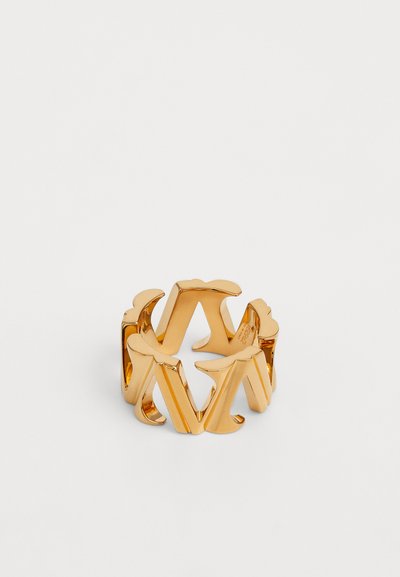 Goldfarbene Ring mit ineinandergreifenden abstrakten Formen mit glatten Oberflächen und hochglänzender Oberfläche. Das Design ist kühn und zeitgenössisch.