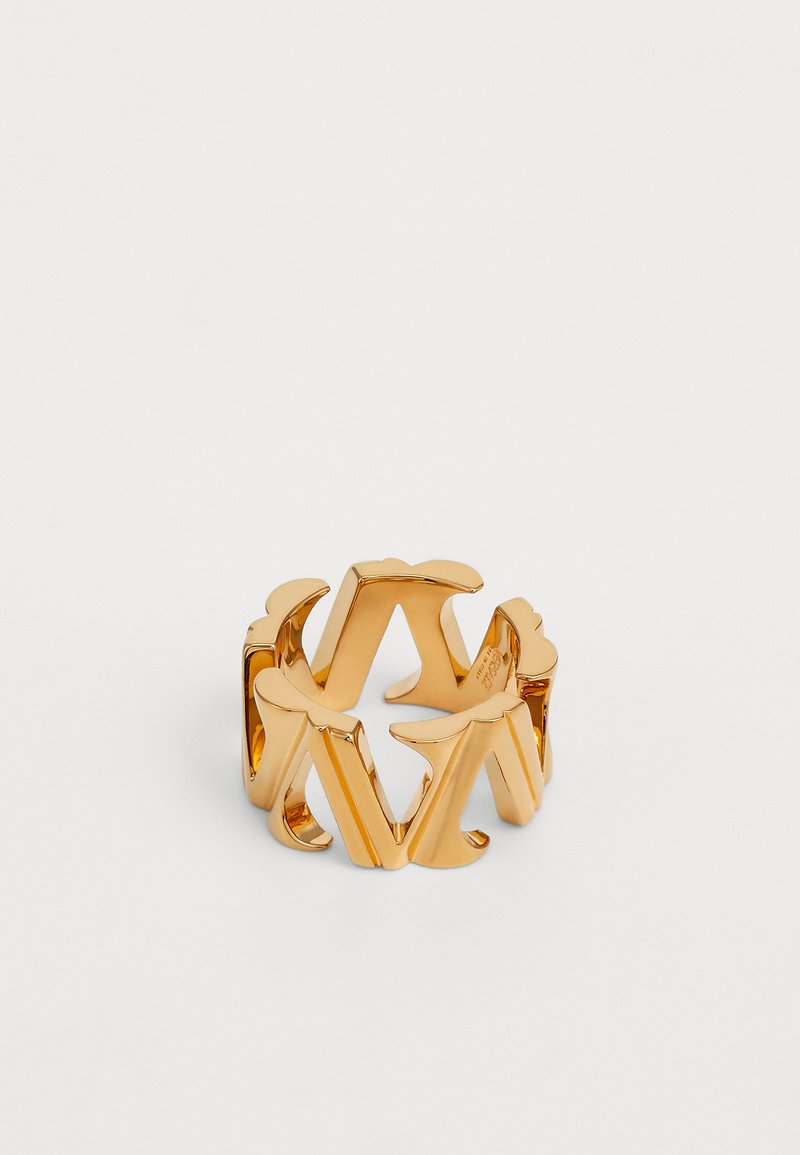 Goldfarbene Ring mit ineinandergreifenden abstrakten Formen mit glatten Oberflächen und hochglänzender Oberfläche. Das Design ist kühn und zeitgenössisch.
