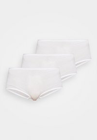 Tři páry bílých bavlněných boxerkových trenýrek s elastickým pasem a hladkým povrchem. Jednoduchý design, bez vzorů nebo dalších akcentů.