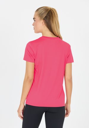 Kurze Ärmel Sportshirt in leuchtendem Pink, mit rundem Ausschnitt und glattem Stoff. Der Rücken hat nahtlose Nähte und ein tailliertes Design.
