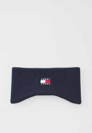 Czapka na głowę w granatowym kolorze z naszywką z logo, wzorzysta w czerwone, białe i granatowe paski, o zaokrąglonym kształcie z teksturowanym wykończeniem.