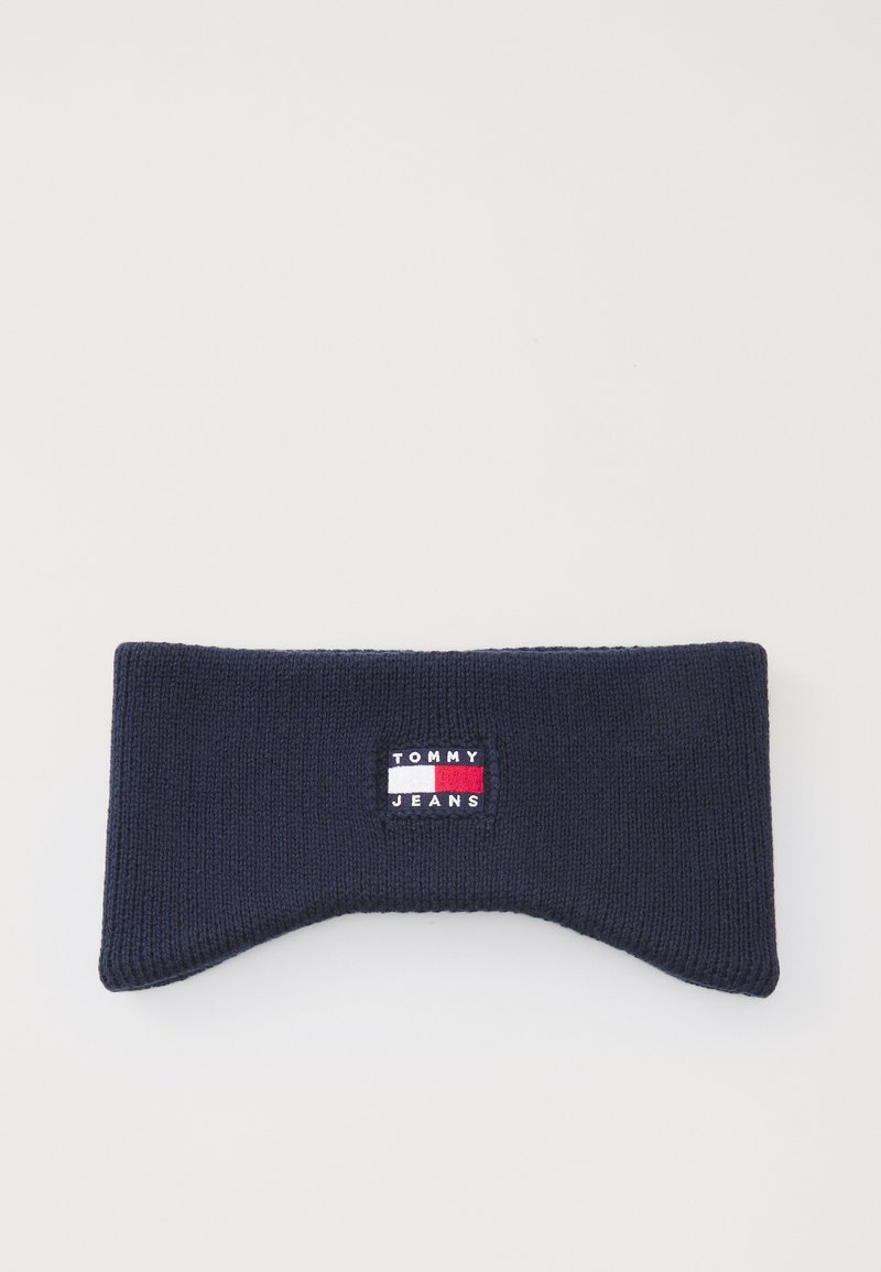 Kootud peapael tumesinises, millel on logopatch punaste, valgete ja tumesiniste triipudega, ümar kuju ja tekstuuriga viimistlus.