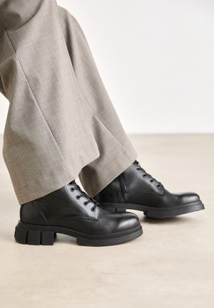 LACE UP - Platåstøvletter - black