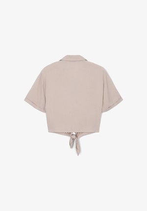 Chemise courte kaki avec manches courtes, col cranté et détail noué au dos. Tissu lisse avec un léger éclat.