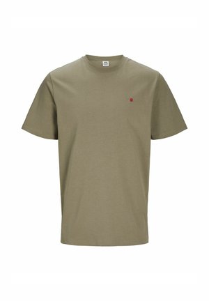 Olivgrön t-shirt i bomull med rund hals, korta ärmar och en liten röd cirkellogo på vänster bröst. Slät textur och klassisk passform.