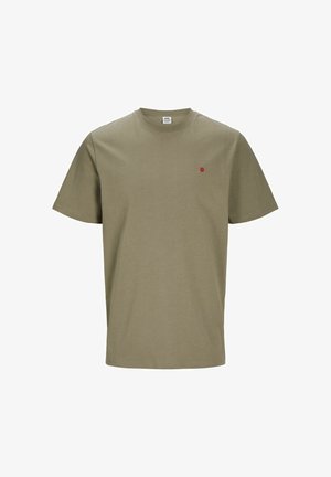 Olivno zelena bombažna majica s krožnim vratom, kratkimi rokavi in majhnim rdečim krogom logotipa na levem prsnem delu. Gladka tekstura in klasičen kroj.