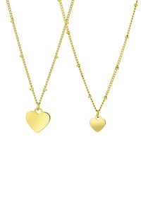 Gouden kettingen met twee hartpendanten, een grotere en een kleinere, met gestructureerde kettingen en kleine accenten tussen de schakels.