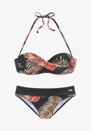 Bikini noir avec un haut bandeau imprimé de feuilles de palmier rouge et beige, et des liens ajustables, accompagné d'un bas taille haute noir uni.