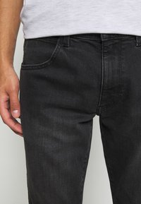 Wrangler LARSTON - Calças de ganga justas - like a champ