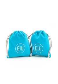 Zwei türkisfarbene Beutel mit Kordelzug aus weichem Stoff, die ein rundes Logo mit dem weißen Text "Elli" und "by Julie & Grace" zeigen.