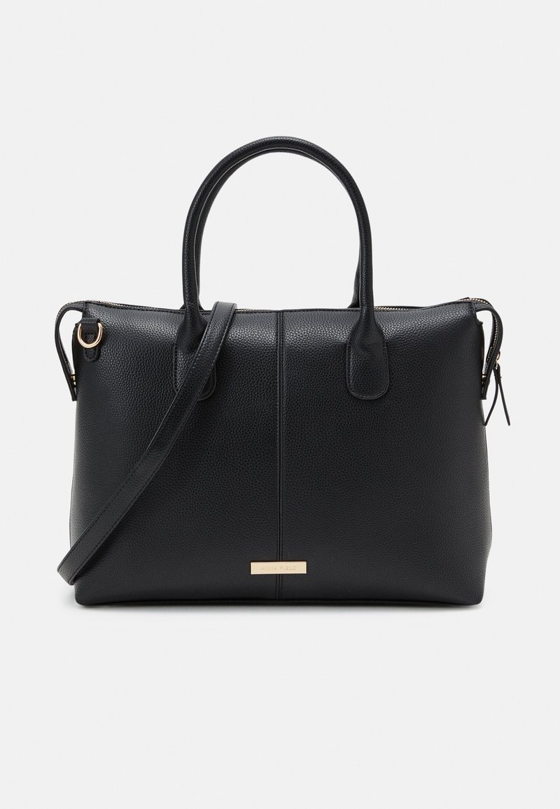 Sac à main en cuir noir texturé avec deux poignées supérieures, une bandoulière amovible et une petite plaque logo rectangulaire dorée.