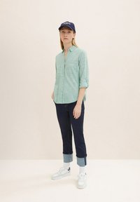 TOM TAILOR WITH SLUB STRUCTURE - Košilová halenka  - vivid leaf green
