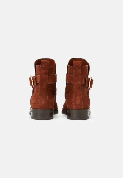 See by Chloé LYNA - Botins - cognac