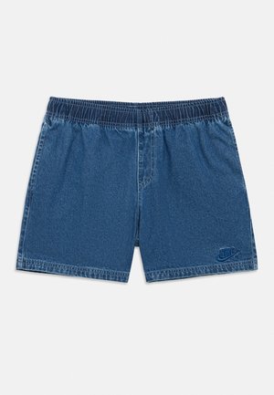 Pantaloni scurți de blugi albaștri cu talie elastică și logo mic Nike brodat în partea de jos a piciorului stâng.