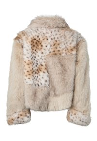 Kurtka z futra ekologicznego o wzorze patchworkowym w jasnobeżowym i kremowym kolorze, z wzorem w cętki i miękką, puszystą fakturą. Posiada kołnierz z klapą.