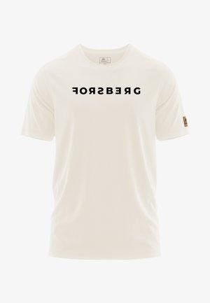 Crème-kleurig T-shirt met korte mouwen, voorzien van vet zwart tekst "FORBSERG" op de borst en een tan kleurige logo patch op de mouw.