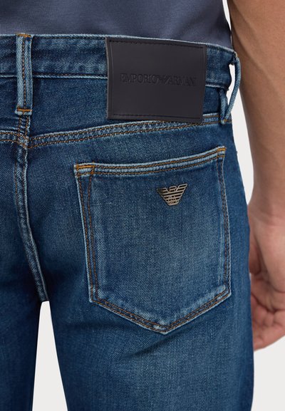 Emporio Armani Pieguloša piegriezuma džinsi - denim blu