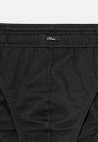 Schwarze Baumwollunterwäsche im Brief-Stil mit sichtbaren Nähten und einem kleinen schwarzen Etikett mit der Aufschrift "s.Oliver" am Bund.