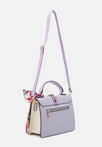 Lila handtas met een gestructureerd ontwerp, voorzien van een bovenhandvat, een verstelbare schouderriem en een bloemenaccent aan de zijkant. Inclusief hardware in goudtint.