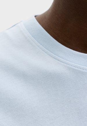Jack & Jones, JORRIVIERA FRONT TEE SS CREW NECK FST - Camiseta estampada - cashmere blue