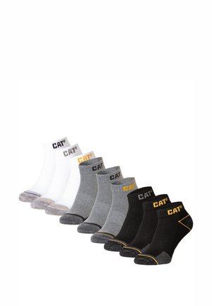 Ensemble de six chaussettes de couleurs assorties : blanc, gris et noir. Chaque chaussette présente des textures variées et un logo "CAT" sur le revers.
