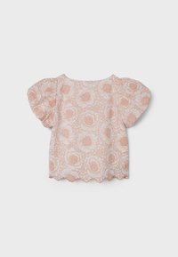 Top de estampado floral con mangas abullonadas, hecho de tejido ligero. Los colores incluyen rosa suave y melocotón, con detalle de dobladillo con puntilla.